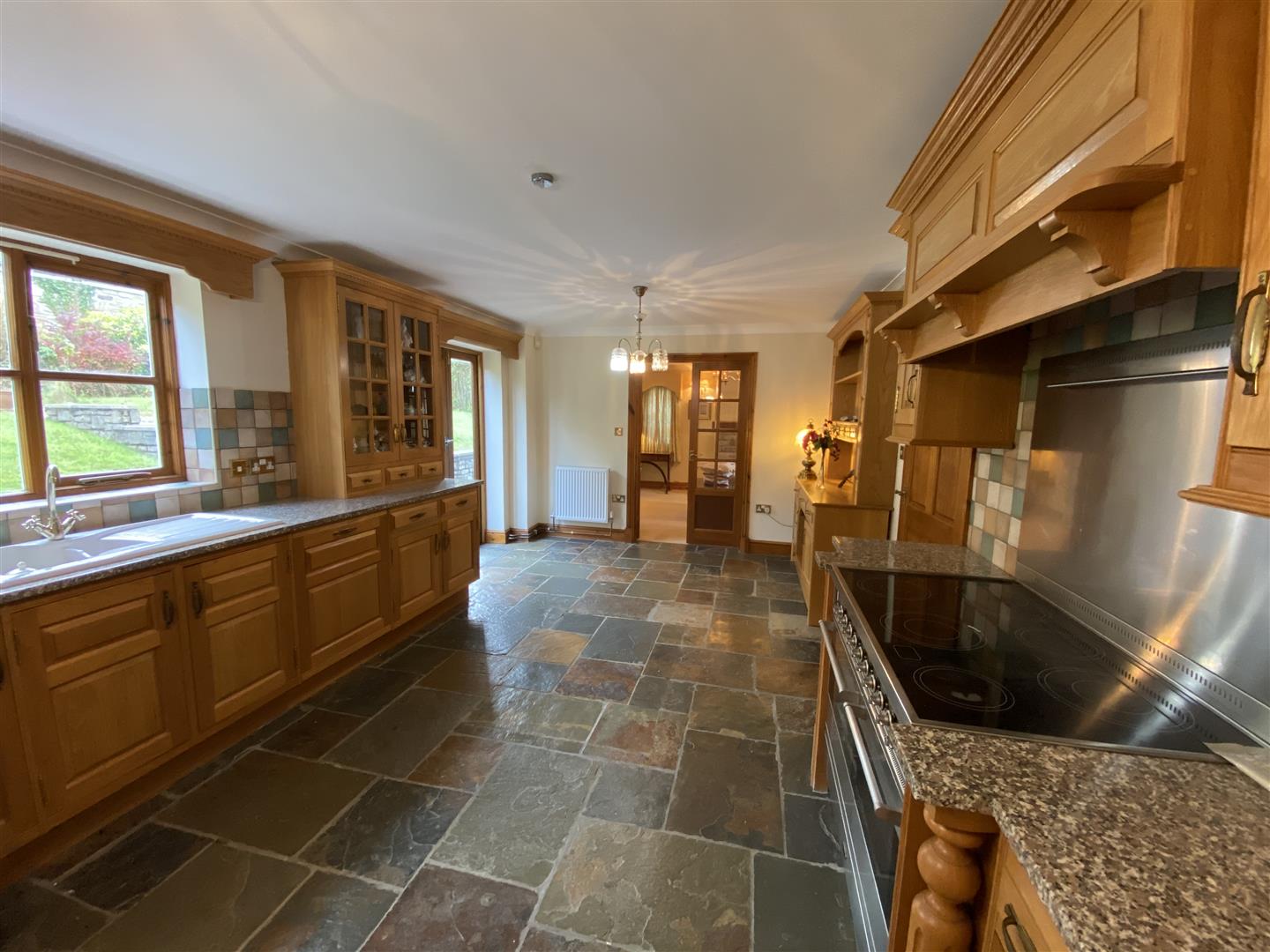 KITCHEN/LIVING ROOM